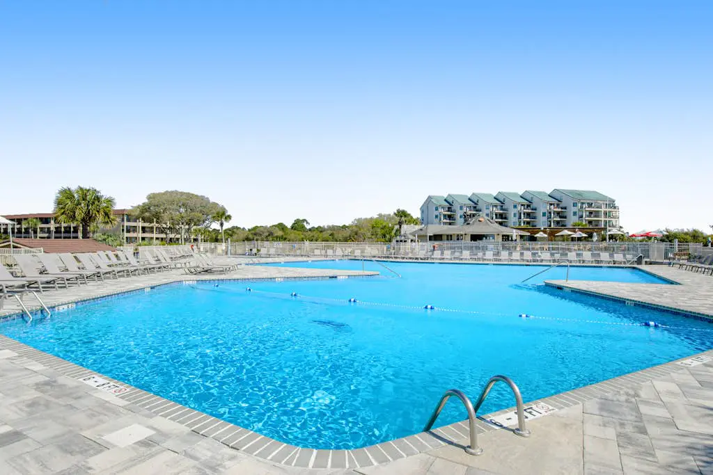 Beautiful condo with furnished balcony, pools, tennis, volleyball & fitness room