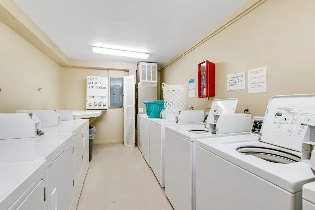 Beautiful condo with furnished balcony, pools, tennis, volleyball & fitness room