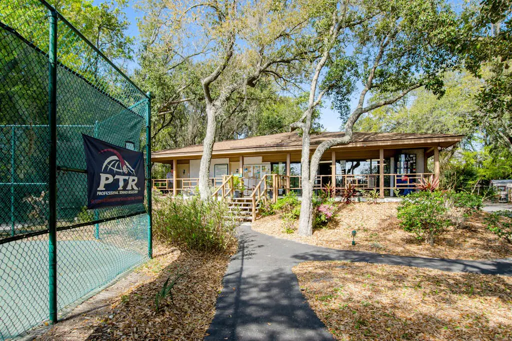 Beautiful condo with furnished balcony, pools, tennis, volleyball & fitness room