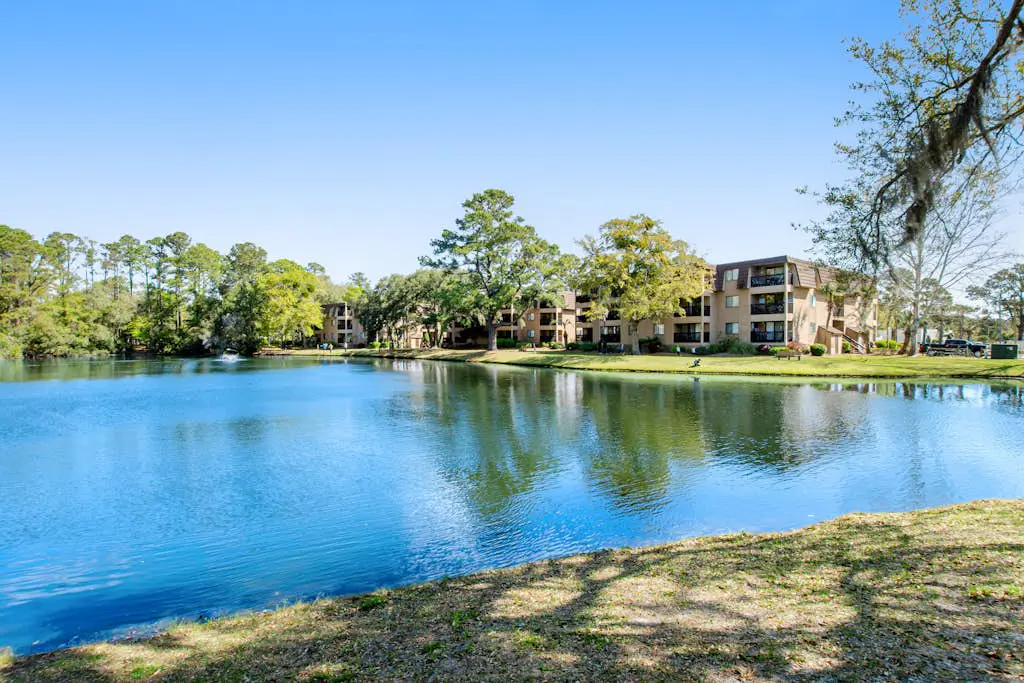 Beautiful condo with furnished balcony, pools, tennis, volleyball & fitness room