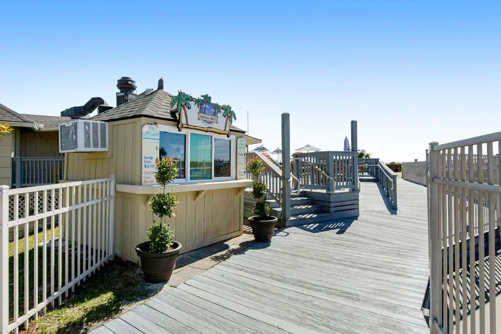 Beautiful condo with furnished balcony, pools, tennis, volleyball & fitness room