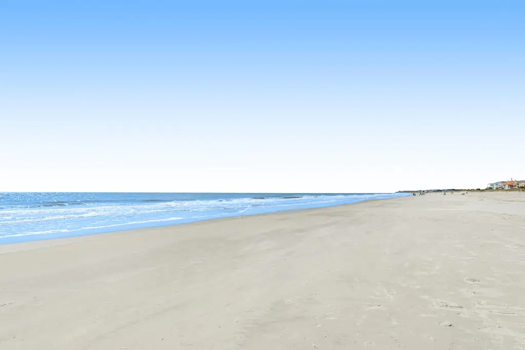 Beautiful condo with furnished balcony, pools, tennis, volleyball & fitness room