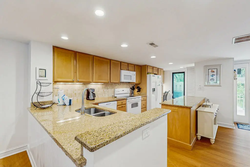 Family-Friendly Townhome with Shared Pool, Golf Course Views, and Beach Access