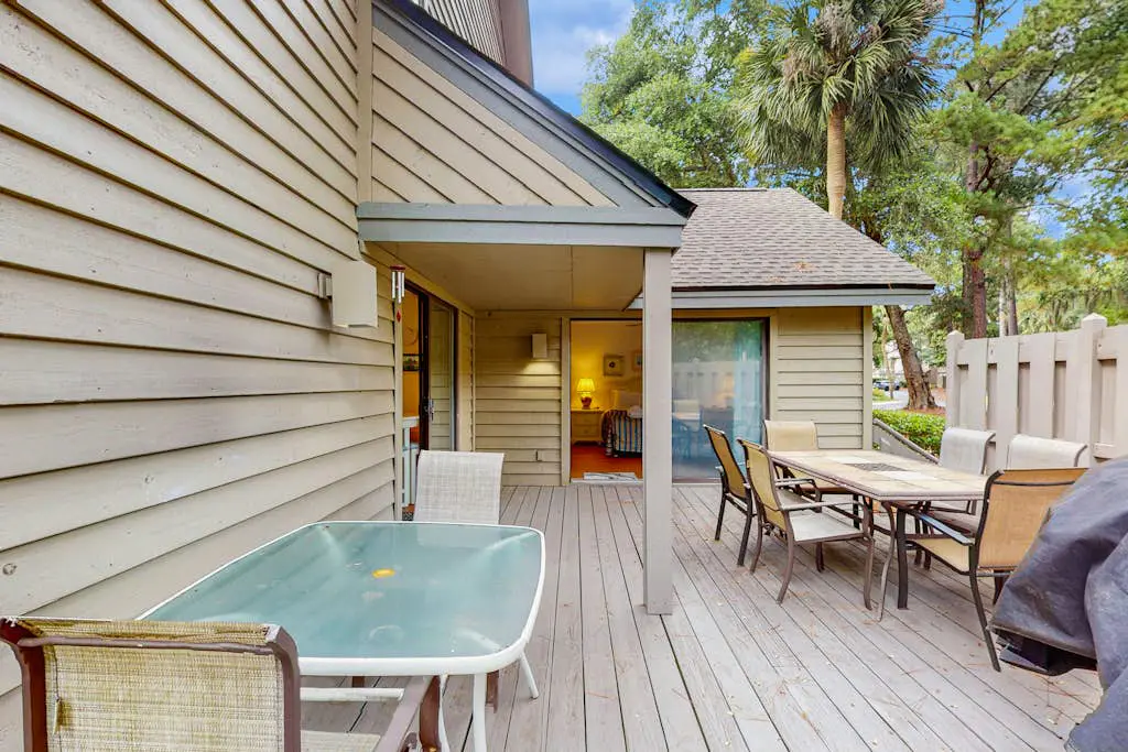 Family-Friendly Townhome with Shared Pool, Golf Course Views, and Beach Access