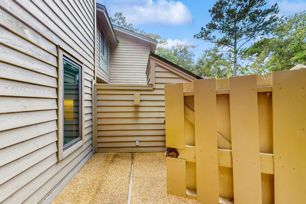 Family-Friendly Townhome with Shared Pool, Golf Course Views, and Beach Access