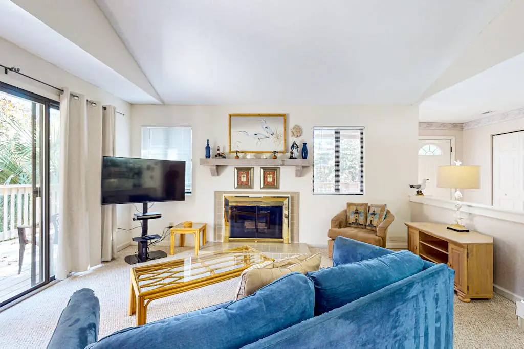 Cozy villa w/ shared pool, deck, full kitchen & more - beach access nearby