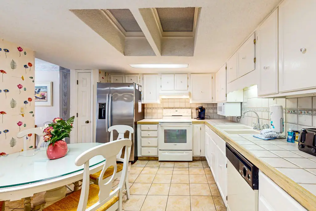 Cozy villa w/ shared pool, deck, full kitchen & more - beach access nearby