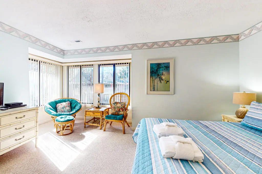 Cozy villa w/ shared pool, deck, full kitchen & more - beach access nearby