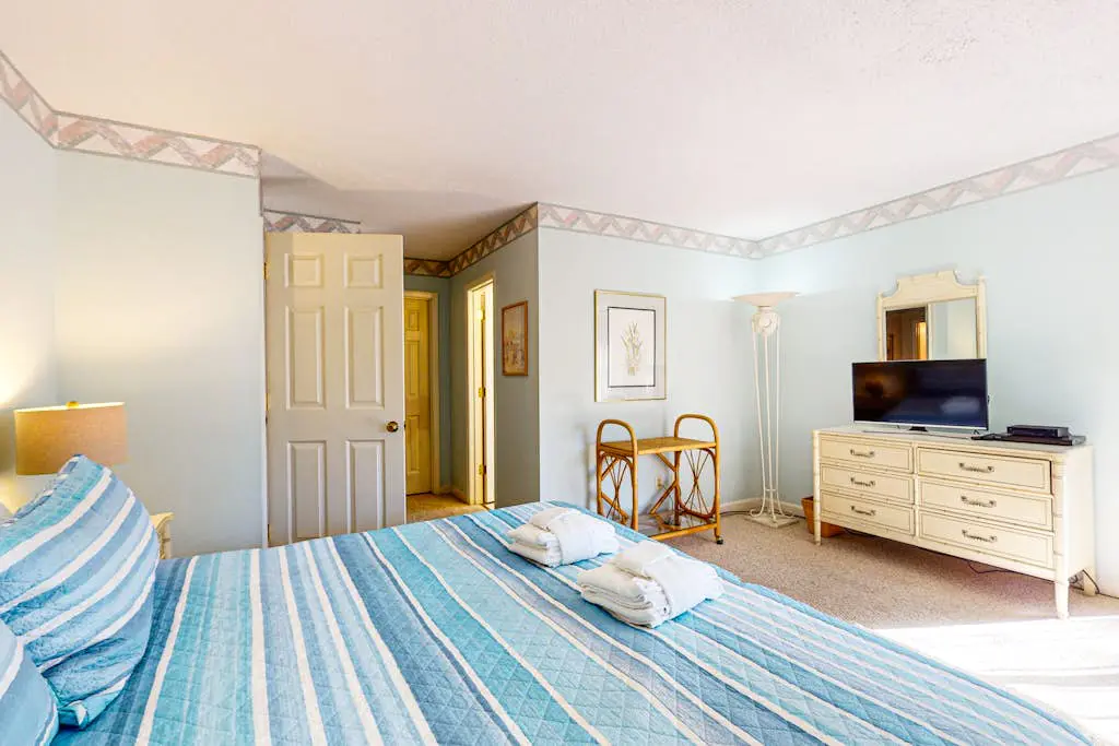 Cozy villa w/ shared pool, deck, full kitchen & more - beach access nearby