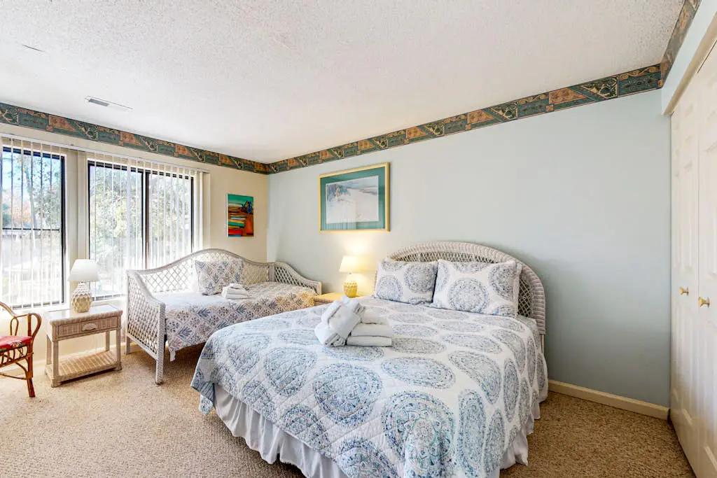 Cozy villa w/ shared pool, deck, full kitchen & more - beach access nearby
