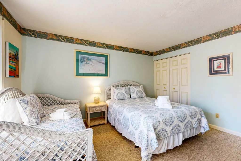 Cozy villa w/ shared pool, deck, full kitchen & more - beach access nearby
