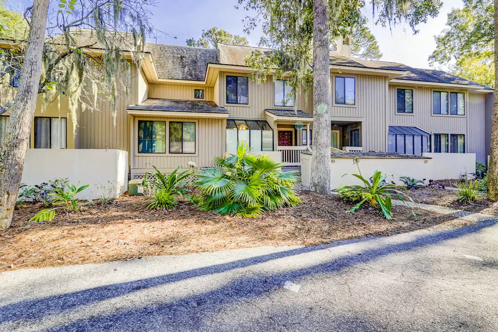 Cozy villa w/ shared pool, deck, full kitchen & more - beach access nearby