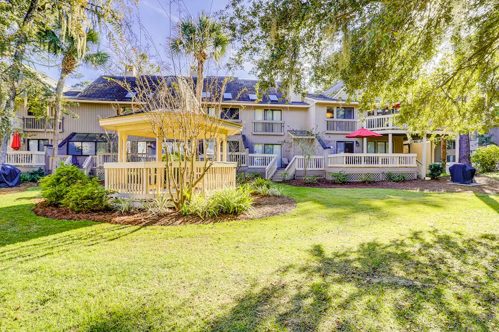 Cozy villa w/ shared pool, deck, full kitchen & more - beach access nearby