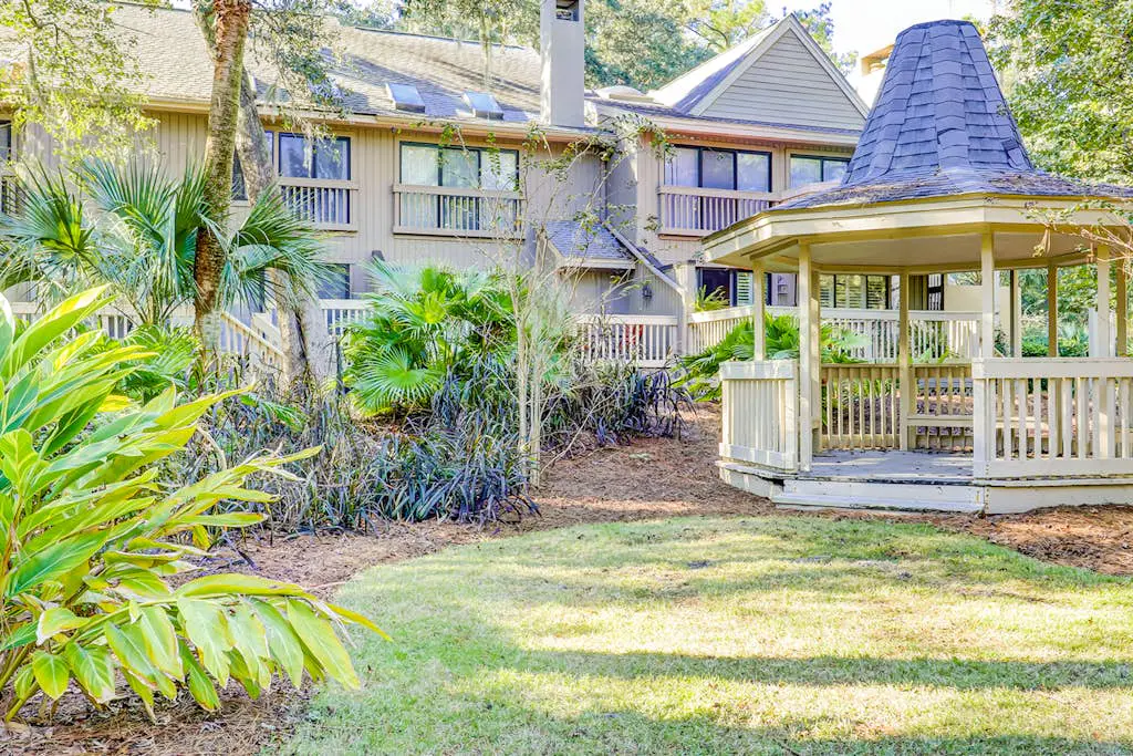 Cozy villa w/ shared pool, deck, full kitchen & more - beach access nearby