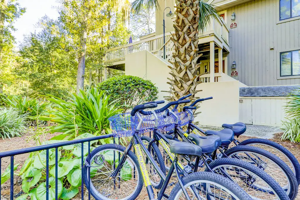 Cozy villa w/ shared pool, deck, full kitchen & more - beach access nearby