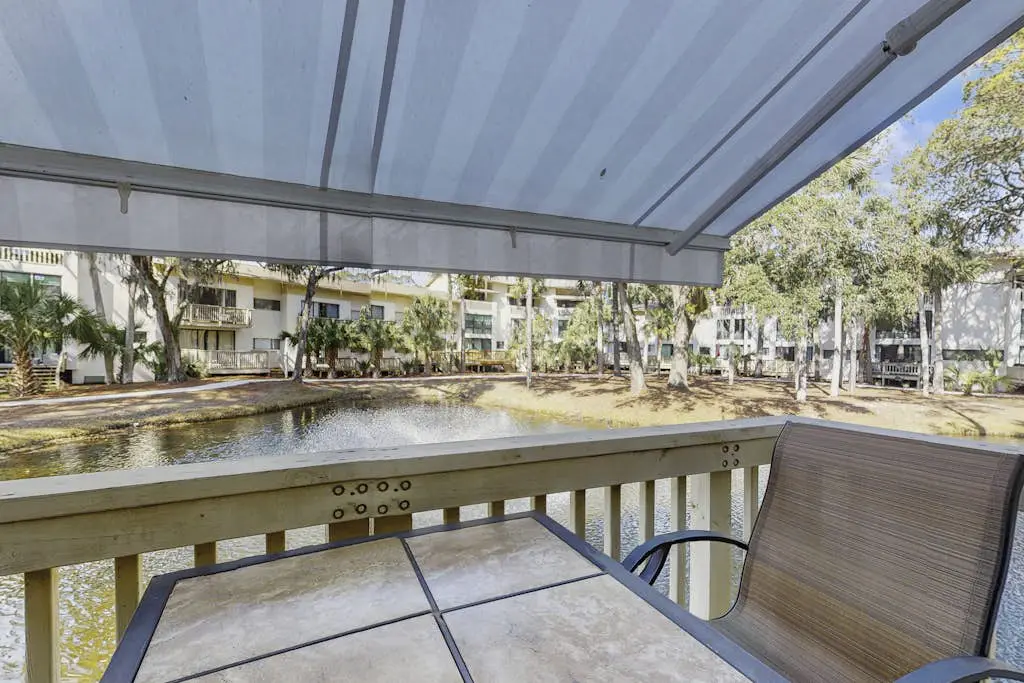 Lagoon front, 3 story condo w/ balcony & washer/dryer + snowbird-friendly