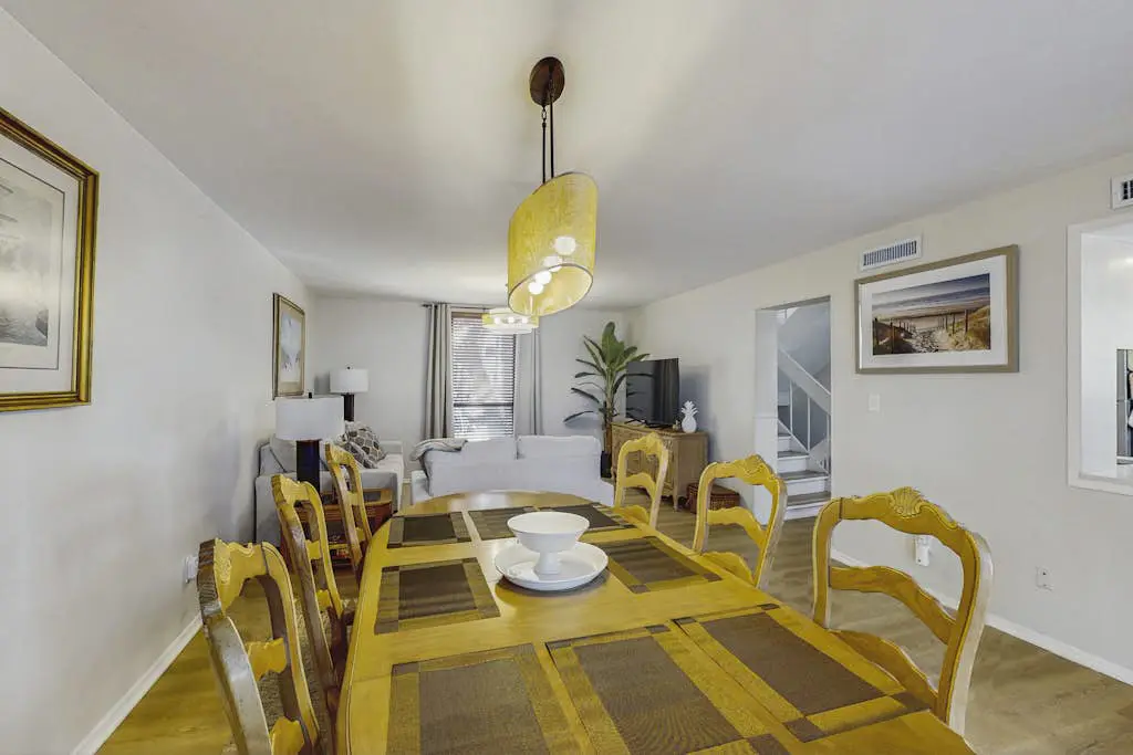 Lagoon front, 3 story condo w/ balcony & washer/dryer + snowbird-friendly