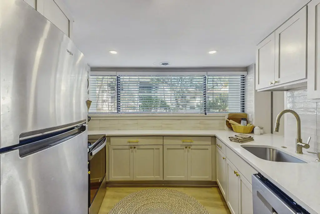 Lagoon front, 3 story condo w/ balcony & washer/dryer + snowbird-friendly