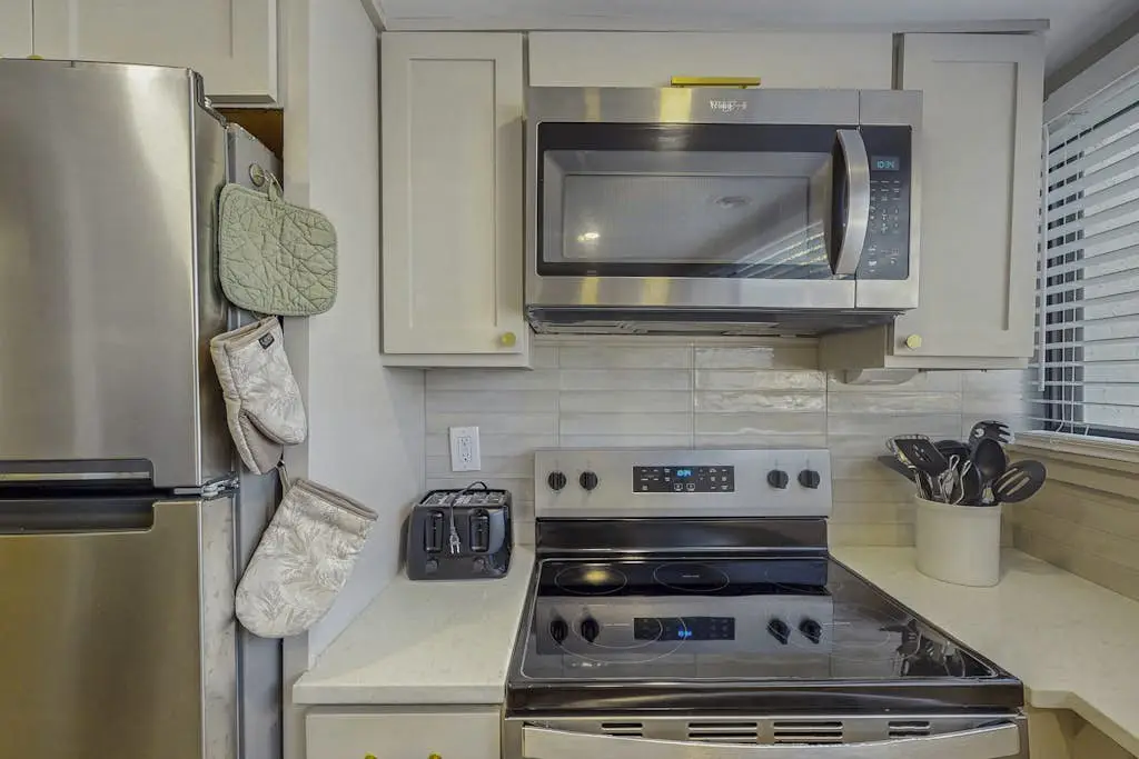 Lagoon front, 3 story condo w/ balcony & washer/dryer + snowbird-friendly