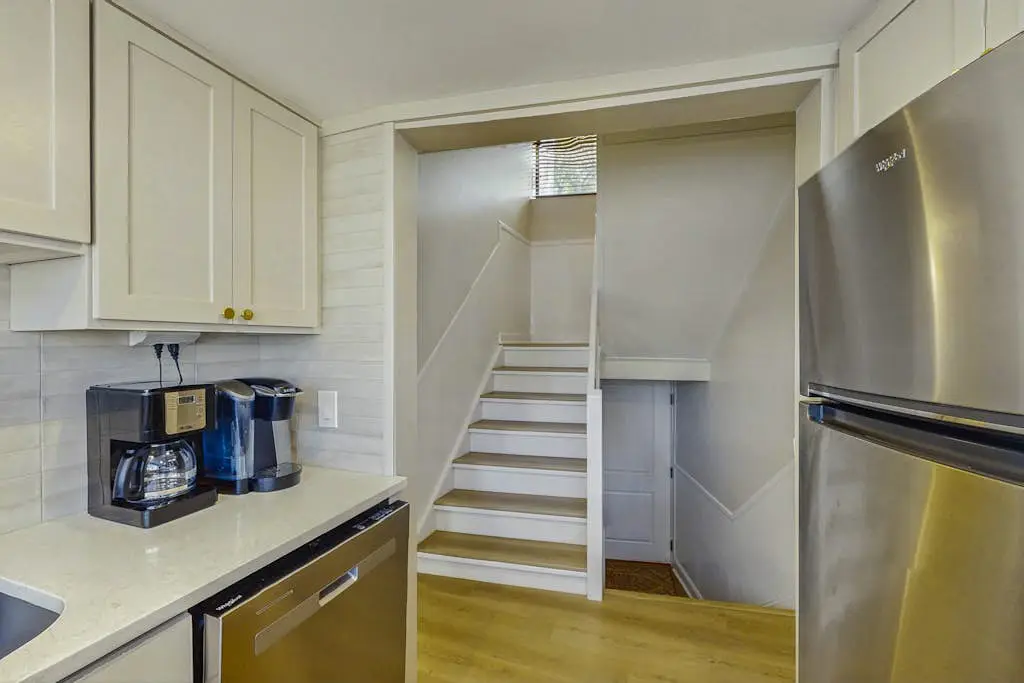 Lagoon front, 3 story condo w/ balcony & washer/dryer + snowbird-friendly