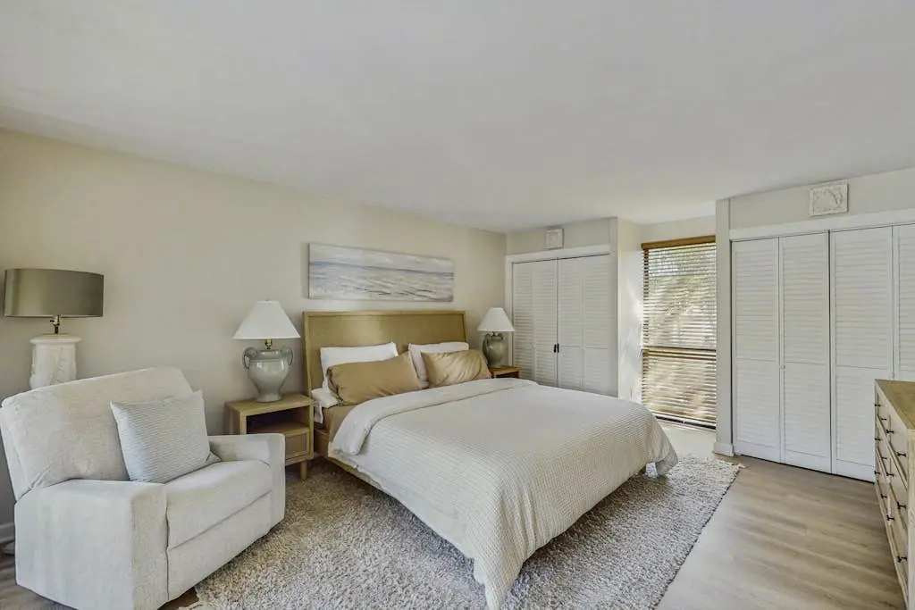 Lagoon front, 3 story condo w/ balcony & washer/dryer + snowbird-friendly