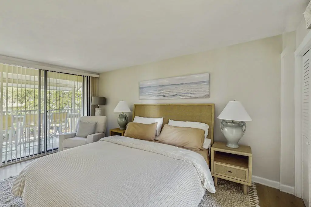 Lagoon front, 3 story condo w/ balcony & washer/dryer + snowbird-friendly