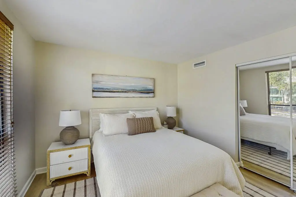 Lagoon front, 3 story condo w/ balcony & washer/dryer + snowbird-friendly