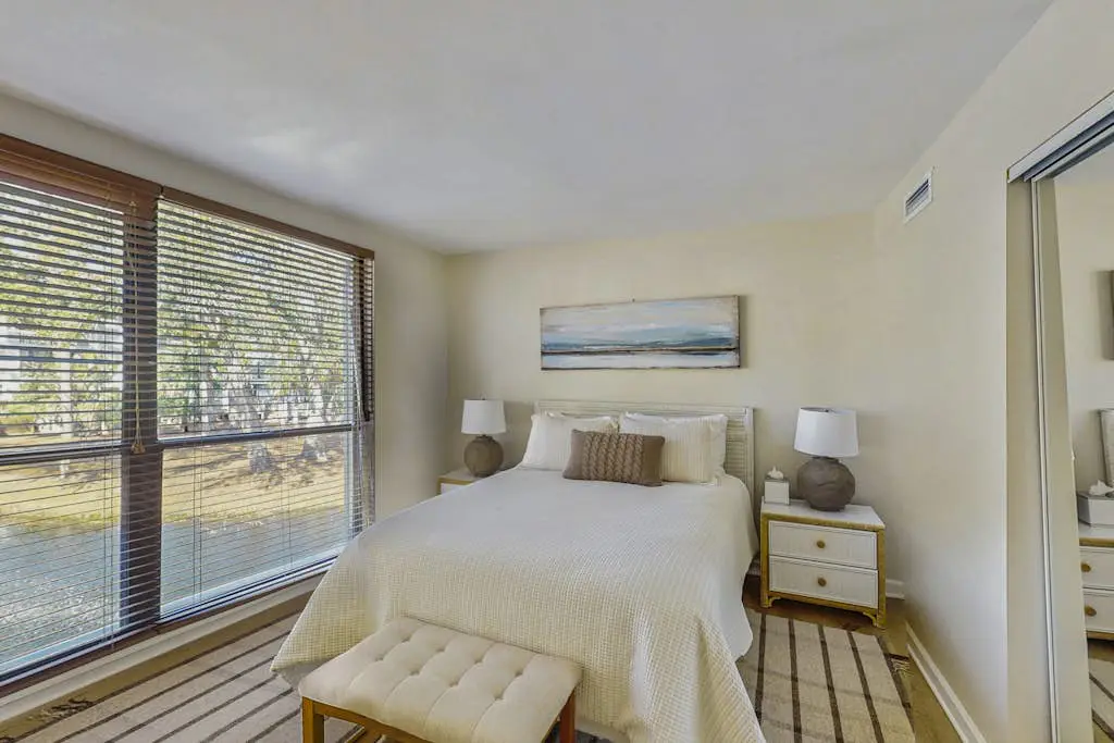 Lagoon front, 3 story condo w/ balcony & washer/dryer + snowbird-friendly