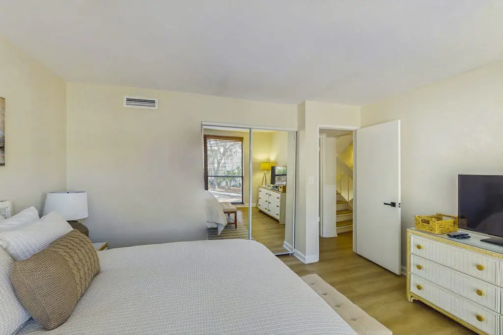 Lagoon front, 3 story condo w/ balcony & washer/dryer + snowbird-friendly