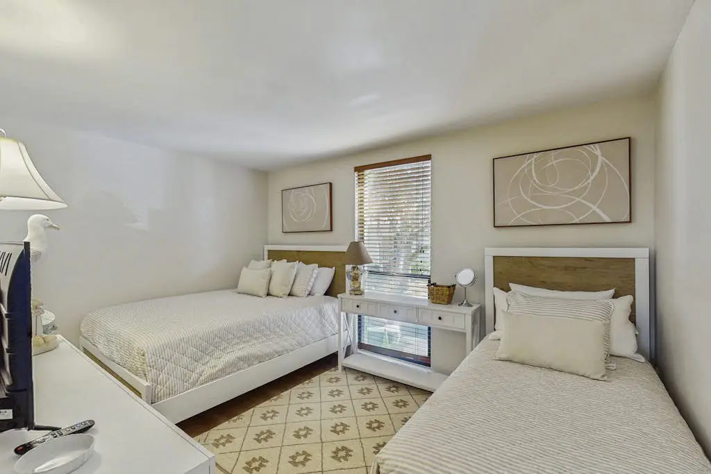 Lagoon front, 3 story condo w/ balcony & washer/dryer + snowbird-friendly