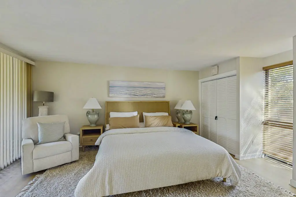 Lagoon front, 3 story condo w/ balcony & washer/dryer + snowbird-friendly