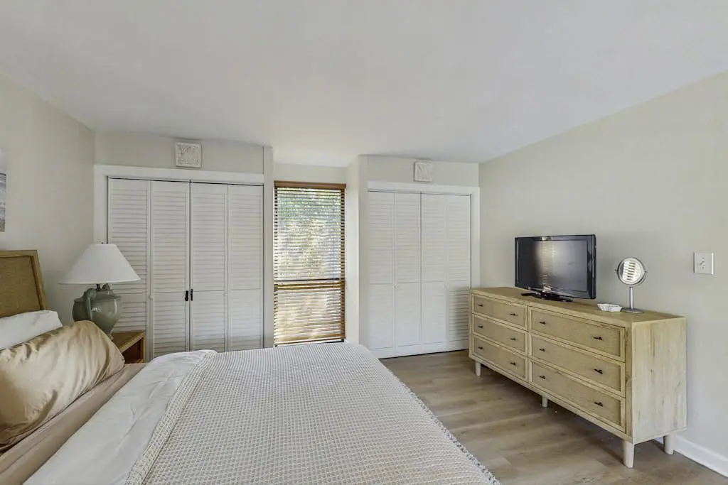 Lagoon front, 3 story condo w/ balcony & washer/dryer + snowbird-friendly