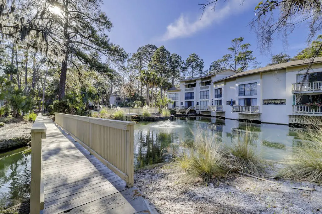 Lagoon front, 3 story condo w/ balcony & washer/dryer + snowbird-friendly