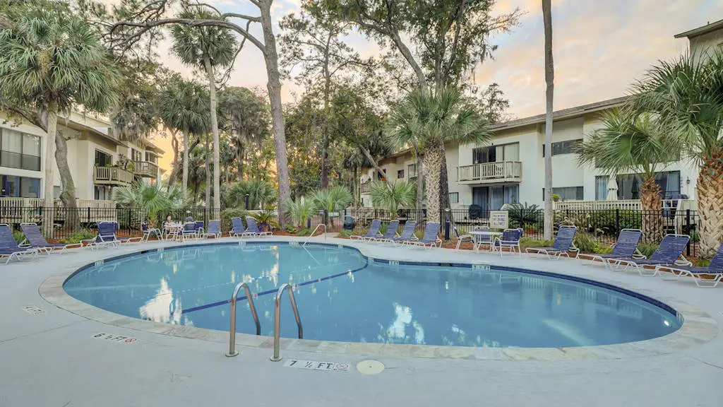 Lagoon front, 3 story condo w/ balcony & washer/dryer + snowbird-friendly