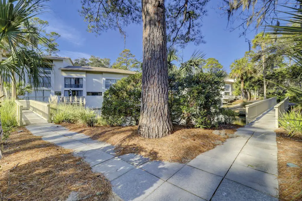 Lagoon front, 3 story condo w/ balcony & washer/dryer + snowbird-friendly