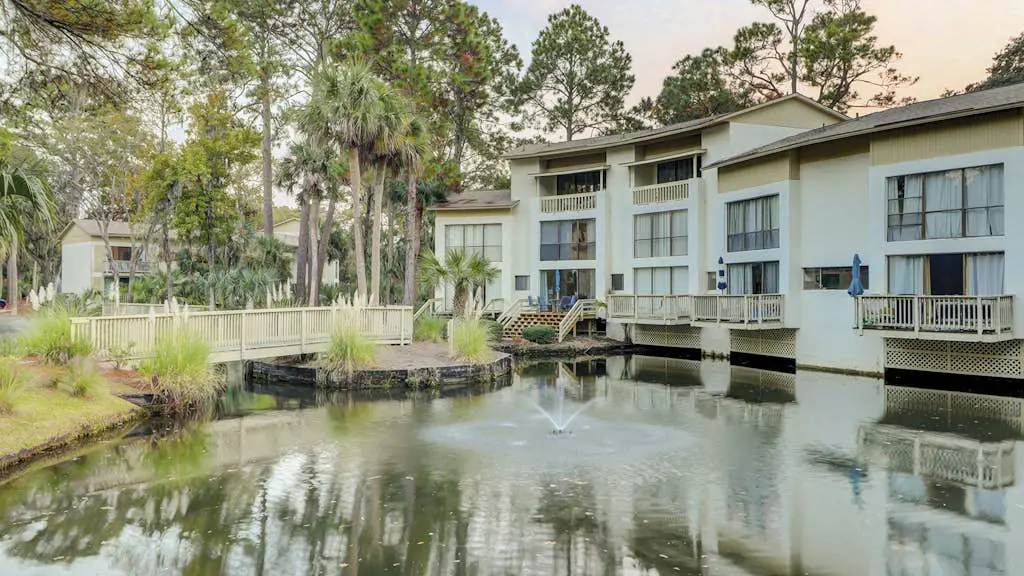 Lagoon front, 3 story condo w/ balcony & washer/dryer + snowbird-friendly