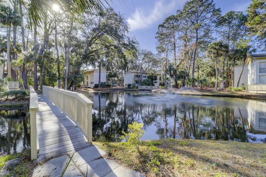 Lagoon front, 3 story condo w/ balcony & washer/dryer + snowbird-friendly