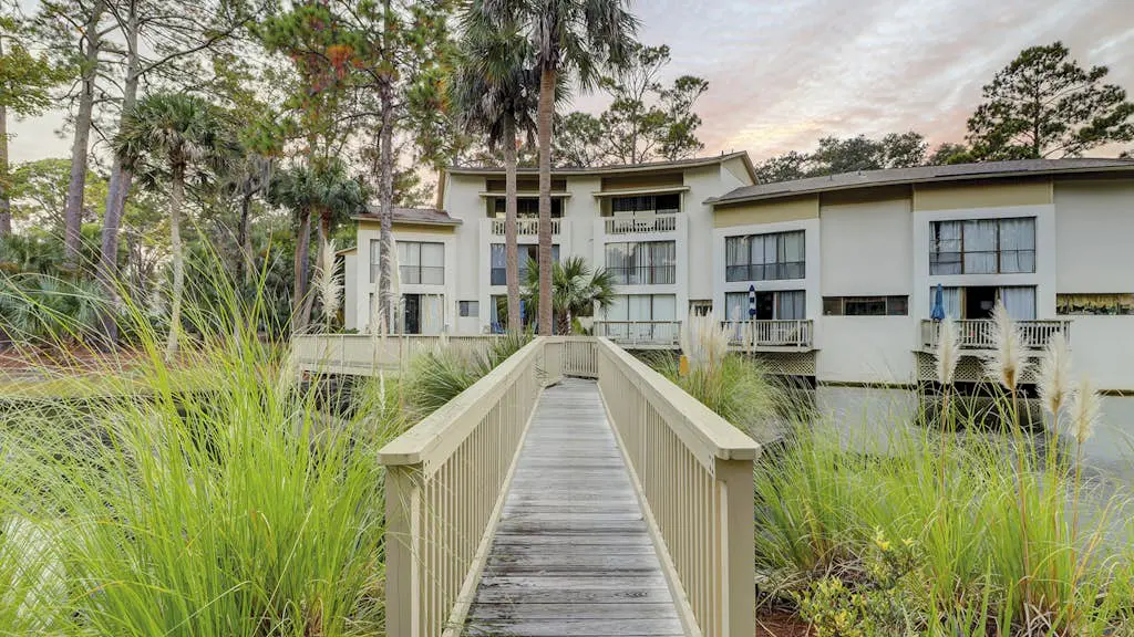Lagoon front, 3 story condo w/ balcony & washer/dryer + snowbird-friendly
