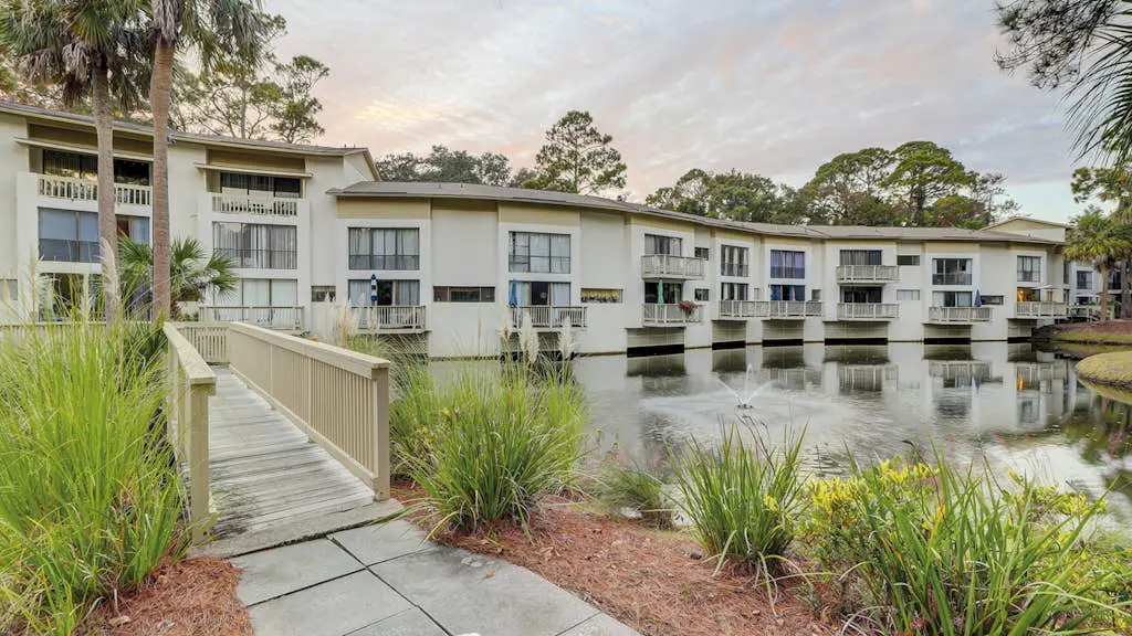 Lagoon front, 3 story condo w/ balcony & washer/dryer + snowbird-friendly