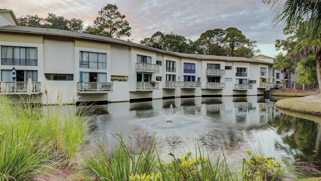 Lagoon front, 3 story condo w/ balcony & washer/dryer + snowbird-friendly