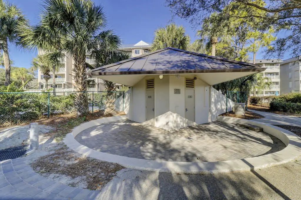Lagoon front, 3 story condo w/ balcony & washer/dryer + snowbird-friendly