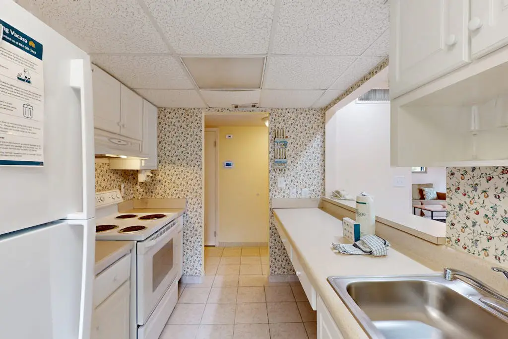 Elegant Condo with Pool & Hot Tub, Lagoon View & Private Patio