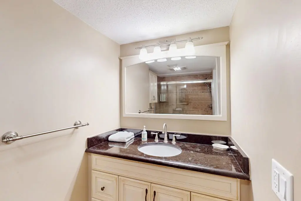 Elegant Condo with Pool & Hot Tub, Lagoon View & Private Patio