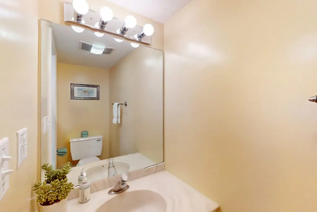 Elegant Condo with Pool & Hot Tub, Lagoon View & Private Patio