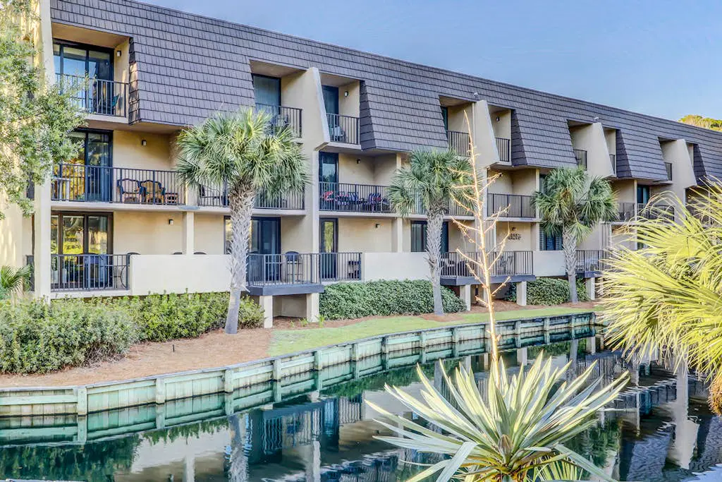 Elegant Condo with Pool & Hot Tub, Lagoon View & Private Patio
