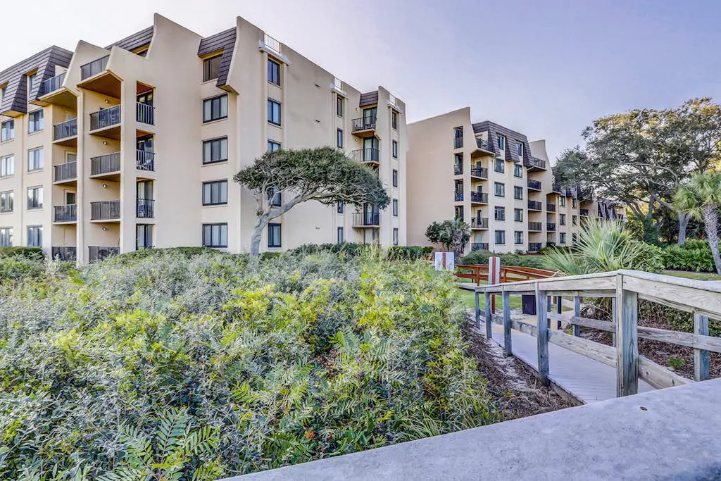 Elegant Condo with Pool & Hot Tub, Lagoon View & Private Patio