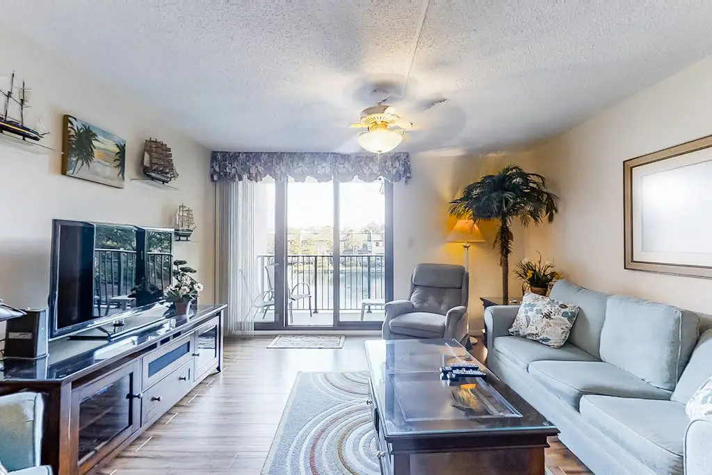 Spacious Villa with Shared Pool, Hot tub & Lagoon Views  - Walk to Beach