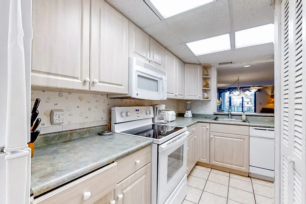 Spacious Villa with Shared Pool, Hot tub & Lagoon Views  - Walk to Beach