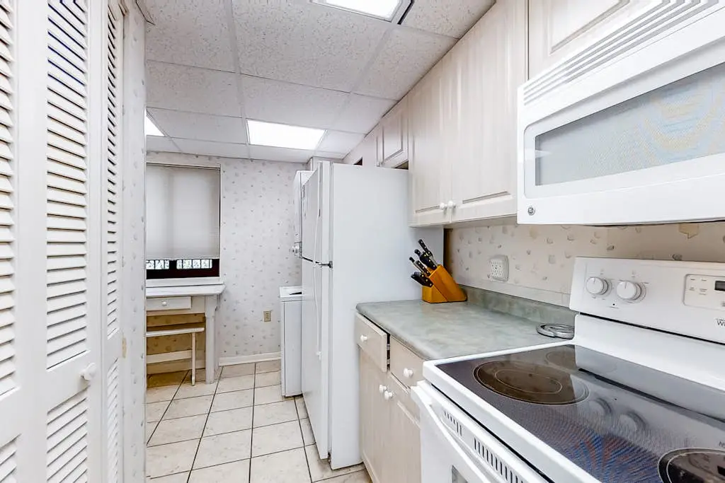 Spacious Villa with Shared Pool, Hot tub & Lagoon Views  - Walk to Beach