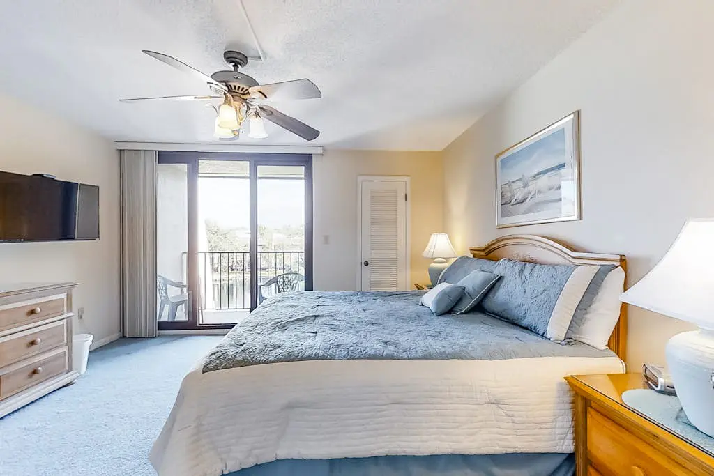Spacious Villa with Shared Pool, Hot tub & Lagoon Views  - Walk to Beach